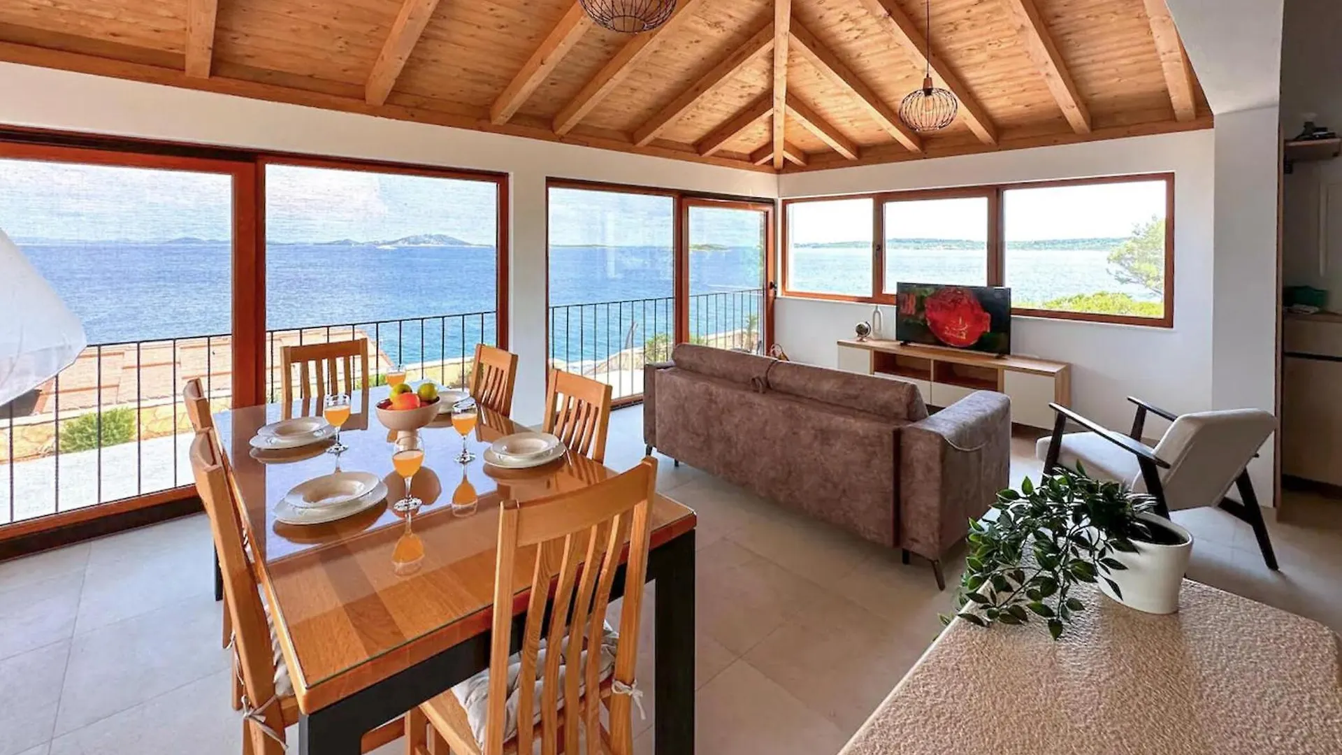 2 Bedroom Cozy Home In Tkon Croatia